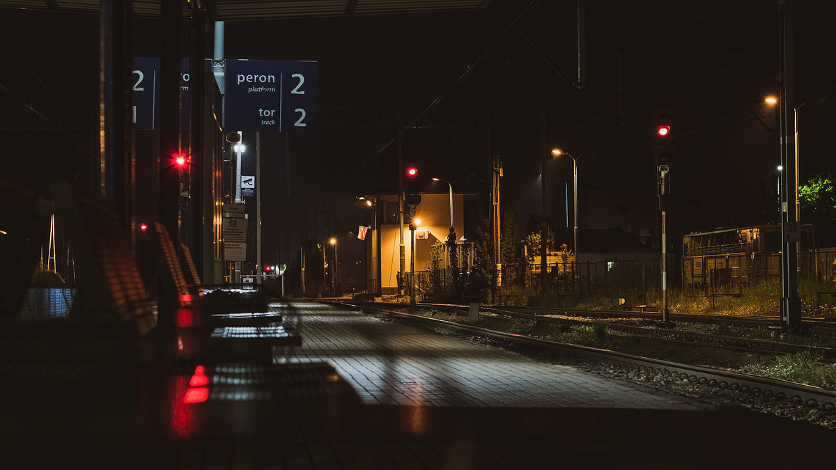 Night Train Station Lights Ночные огни на пустой станции наземного метро