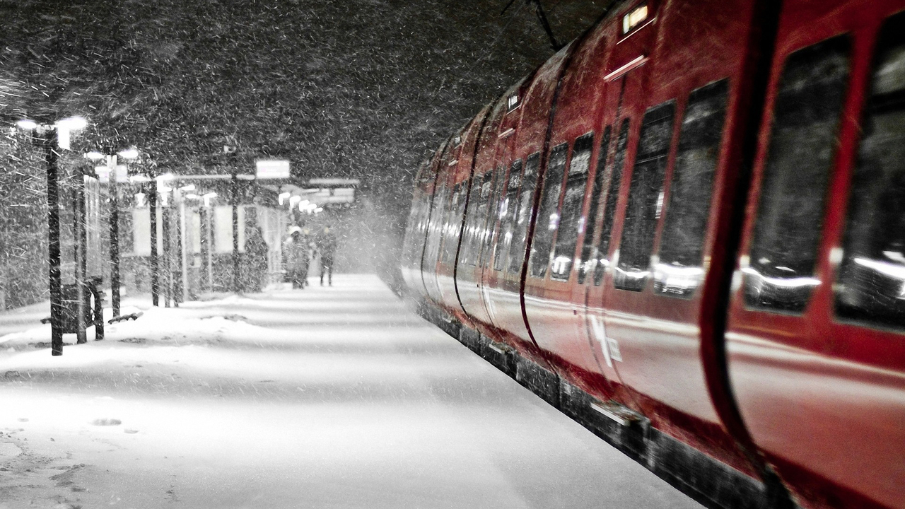 Urban Train Station Metro Winter Snowy Летит сильный снег на станции метро идут люди к вагону