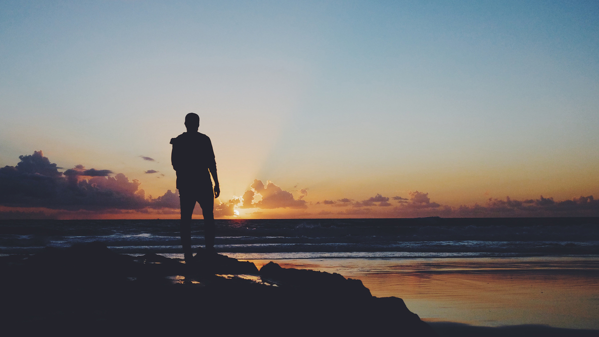 Man Silhouette Rocks Ocean Sea Sunset Силуэт мужчины на фоне заката солнца около моря океана камни