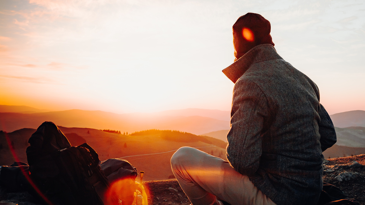 Man Sunset Landscape Mountain Мужчина сидит на склоне горы на фоне заката солнца