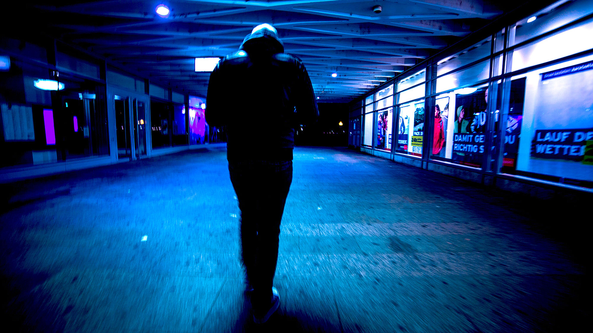 Urban Street Man Walk Ghetto Blue Lights Мужчина идет по городу в темном переулке горят синие фонари