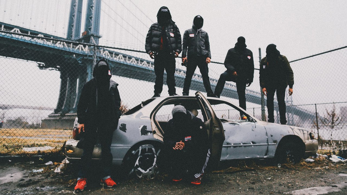 Urban Street New York Ghetto Gangsters Criminal Бандиты Нью Йорка фотографируются на фоне моста стоя на сгоревшем автомобиле