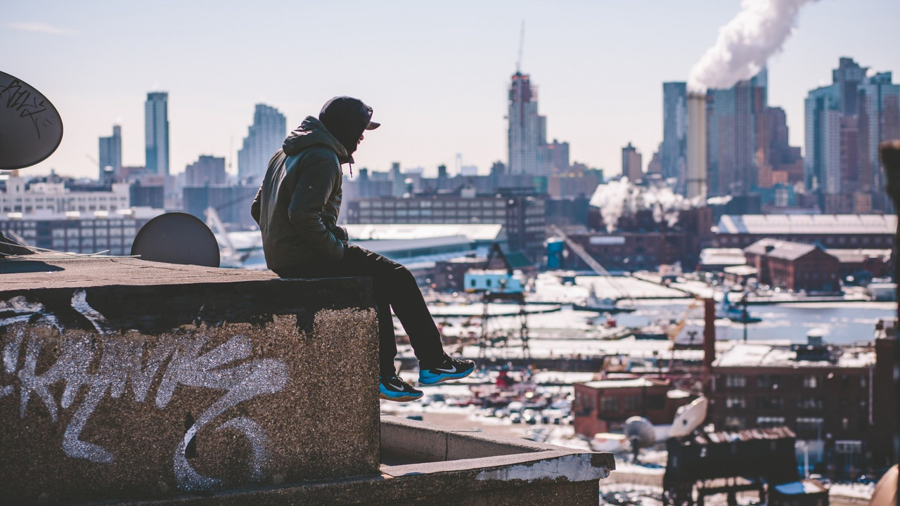 Urban City Roof Man Sit Panorama Ghetto Мужчина сидит на крыше с красивым видом на промышленный город