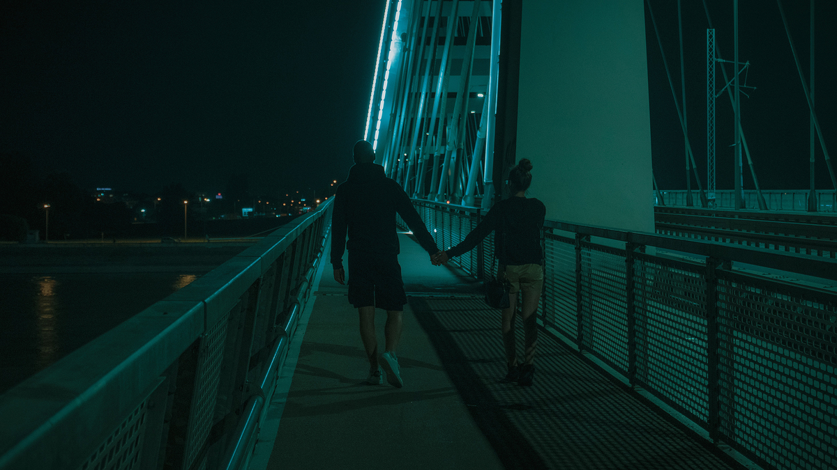 Couple Summer Night Bridge Light Влюбленная пара за руку идет по мосту ночью на фоне города