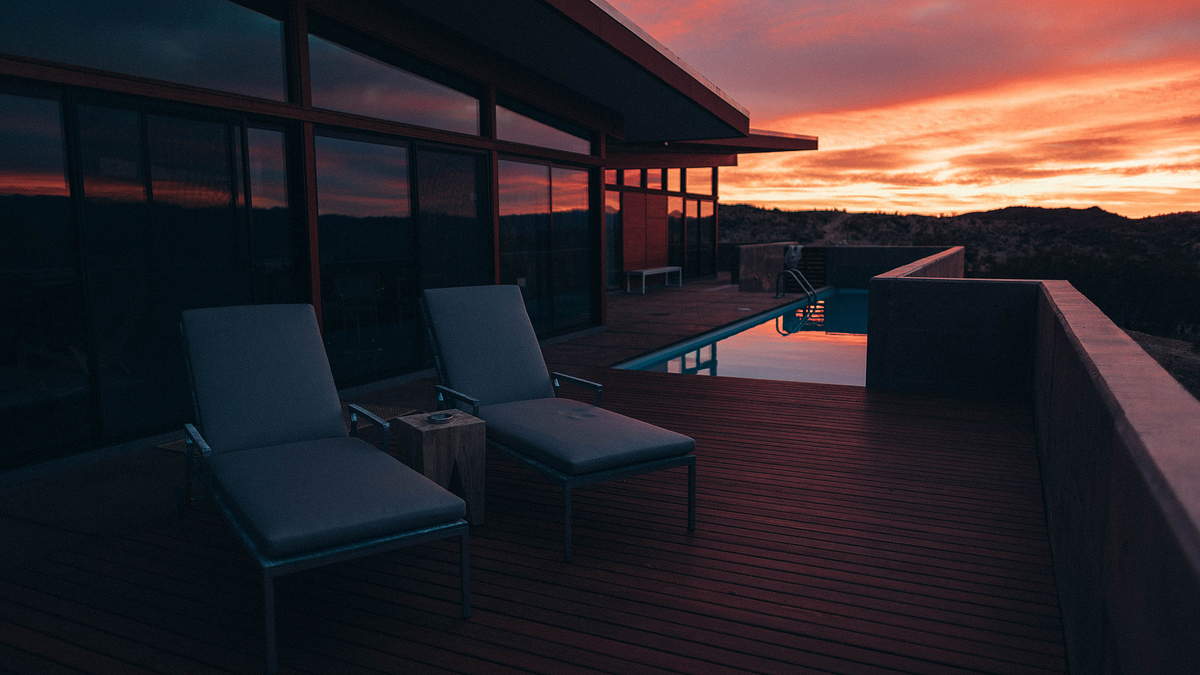 Sunset Chaise Lounge Pool Вид на шезлонги около бассейна на фоне заката солнца