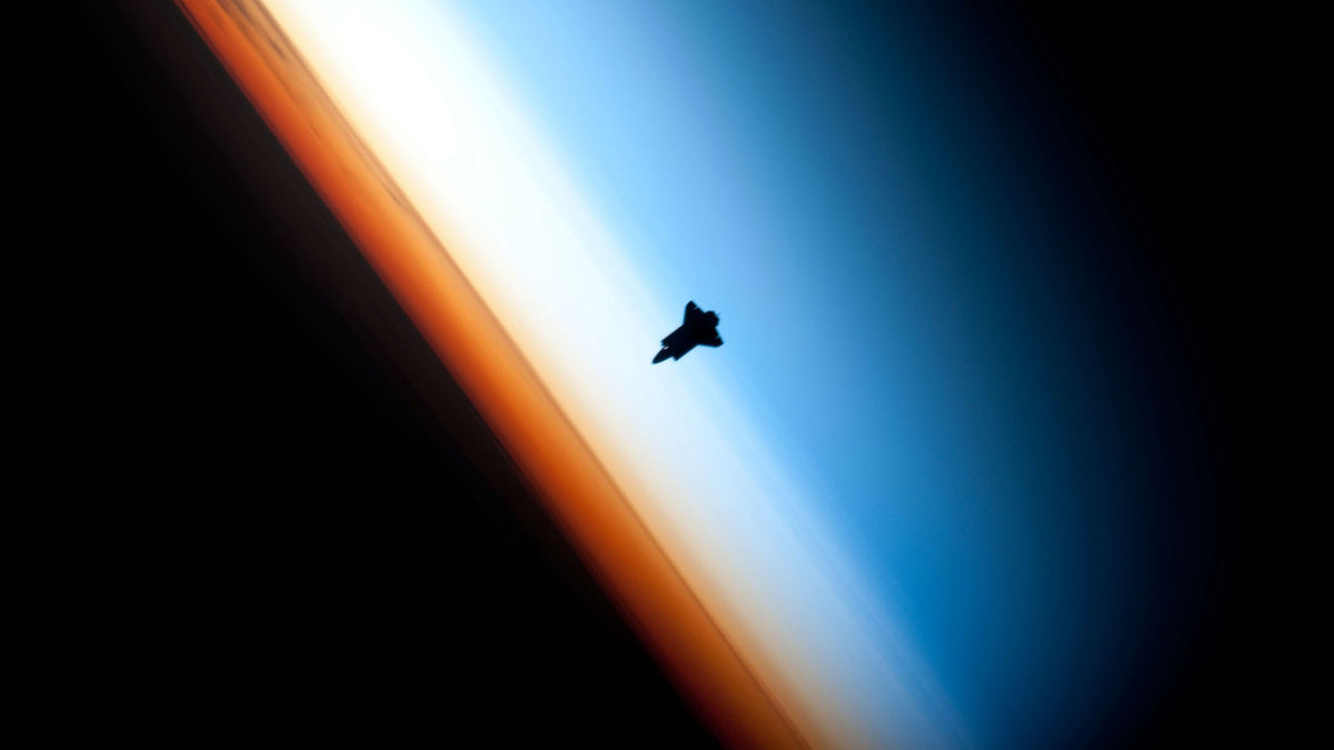 Space Rocket Orange Blue Line Американский шатл бороздит космос