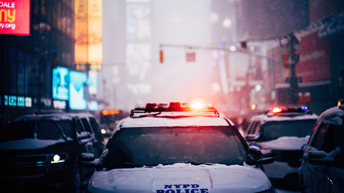 Urban Winter Night City Police Car Lights Snowy Полицейские огни в городе Нью Йорк, идет снег