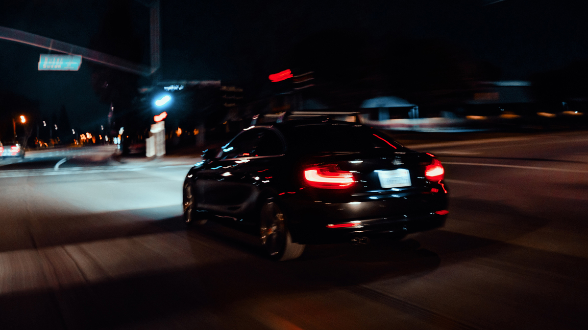 Black Car Night City Lights Road Черное авто несется по ночному городу