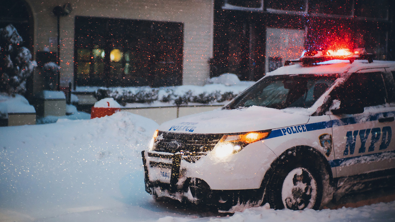 Urban City New York Police Car Snowy Winter City полицейская машина new york на заснеженной улице стоит с включенными сигнальными огнями и фарами во время снегопада