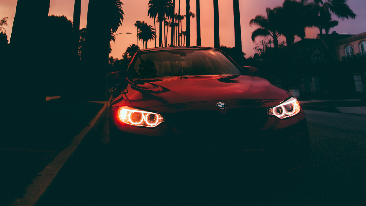 BMW Red Los Angeles Sunset City Красная БМВ стоит на дороге в Лос Анджелесе на фоне заката солнца