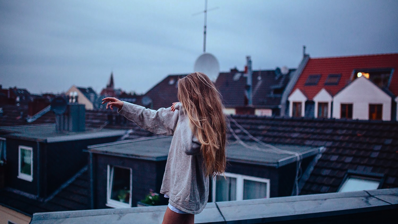 Woman Blonde Roof Dancing Twilight Девушка блондинка танцует на крыше дома