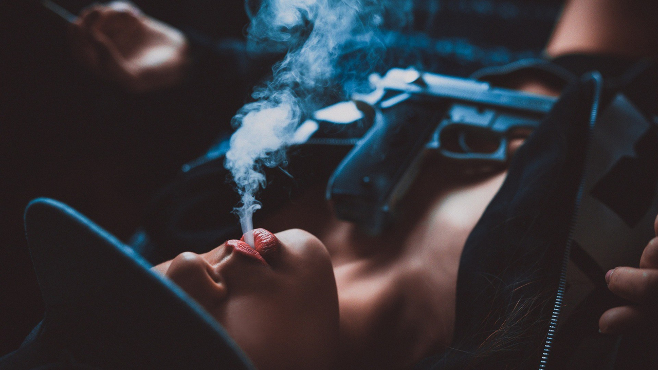 Smoking Sexy Woman Lie Down Женщина гангстер лежит и красиво курит сигарету