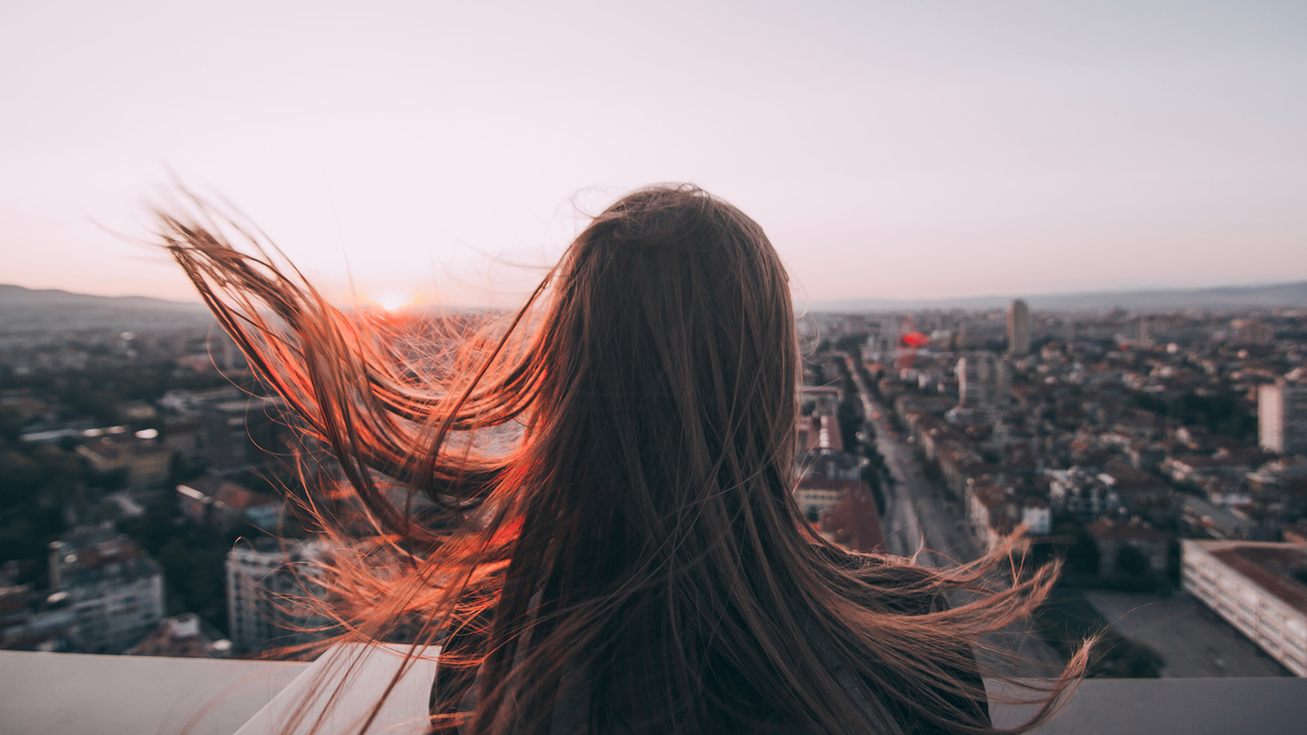 Woman Brunette Roof Wind City Девушка стоит к камере спиной на крыше у нее развиваются волосы по ветру она смотрит в даль на город