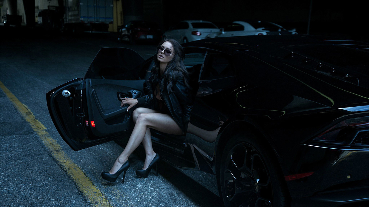 Urban Parking Woman Car Lamborghini Huracan Legs Красивая девушка сидит в Lamborghini Huracan, выставив свои красивые и длинные ноги на асфальт на темной улице города