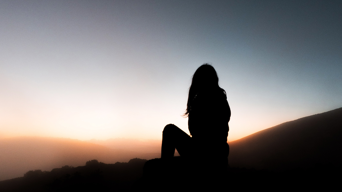 Nature Landscape Sunset Mountain Woman Silhouette Девушка сидит на склоне горы и смотрит на закат солнца силуэт девушки на фоне неба