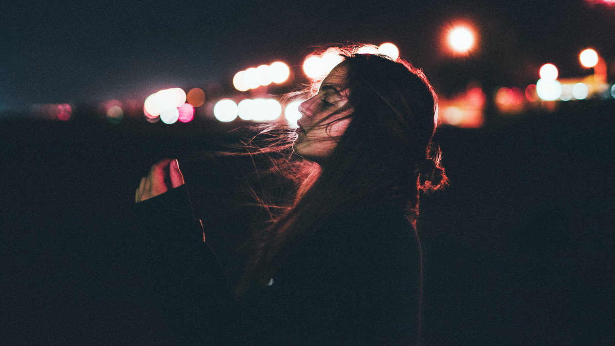 Urban Night City Woman Brunette Девушка брюнетка в профиль ночью стоит на неосвещенной улице