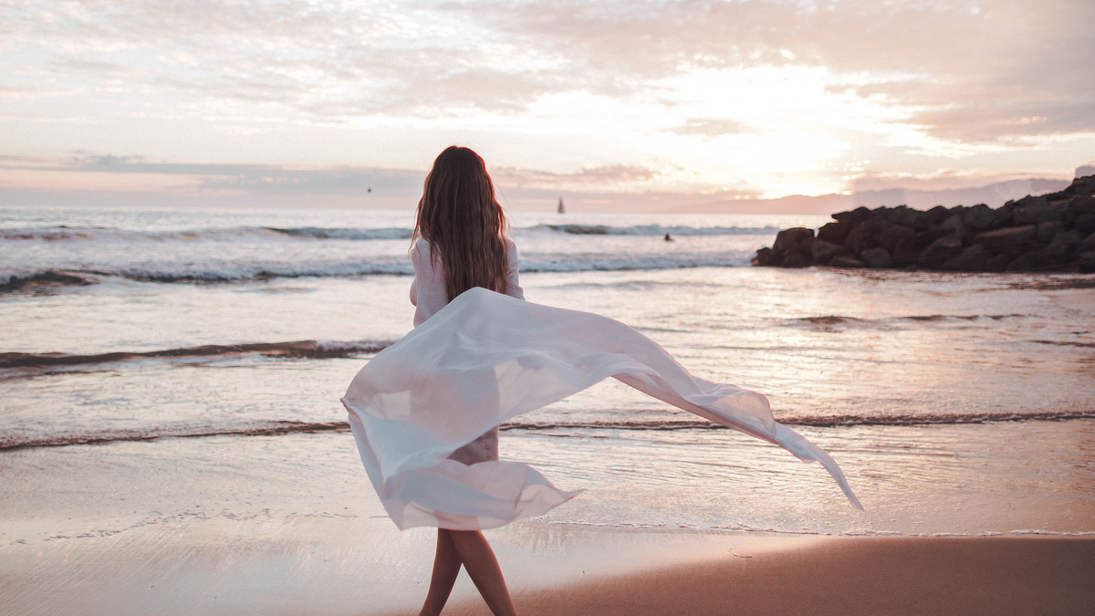 Woman Blonde Sunset Beach Ocean Sea Девушка блондинка гуляет по берегу моря океана во время заката солнца