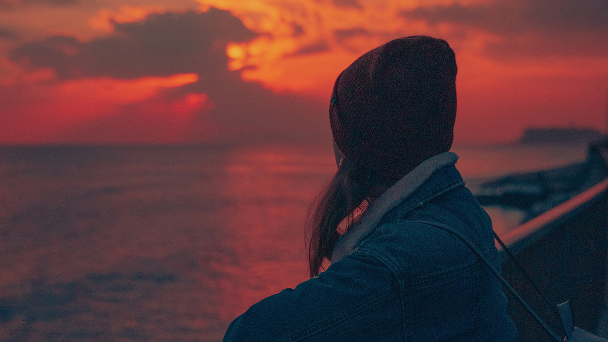 Woman Hat Sunset Red Sky Девушка в шапке на фоне красного заката солнца