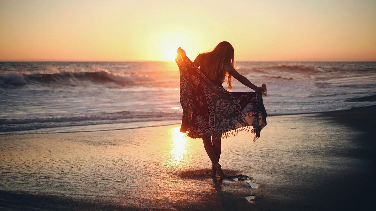 Woman Blonde Sunset Beach Ocean Sea Девушка идет по пляжу в сторону океана на фоне заката солнца