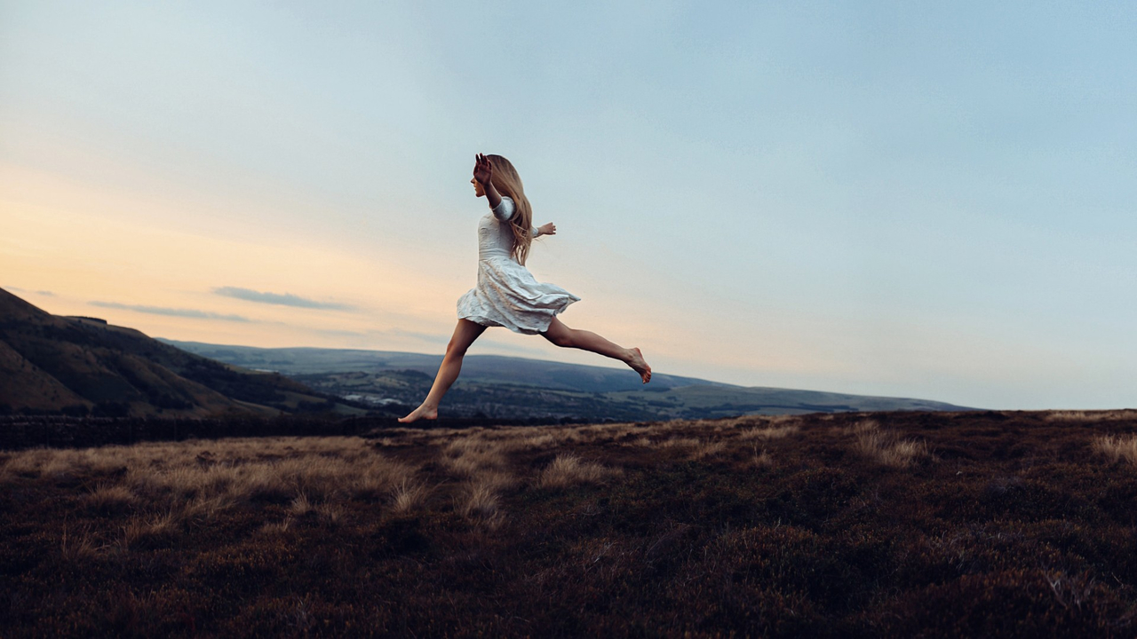Nature Landscape Woman Blonde Jump Hair Mountain Фотография девушки в прыжке на фоне гор и заката солнца