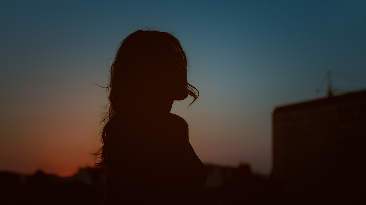 Woman Silhouette Sunset Night Town силуэт девушки на фоне летнего солнечного заката