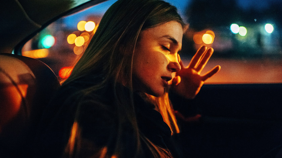 Woman Brunette Car Taxi Sad Long Hair Lights Девушка брюнетка грустит в такси на фоне огней города
