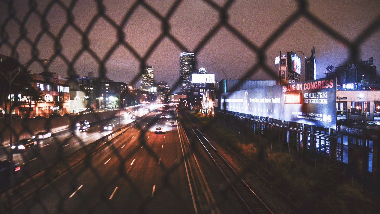 Urban Night City Ghetto Cage Road взгляд на город и дорогу через забор сетку