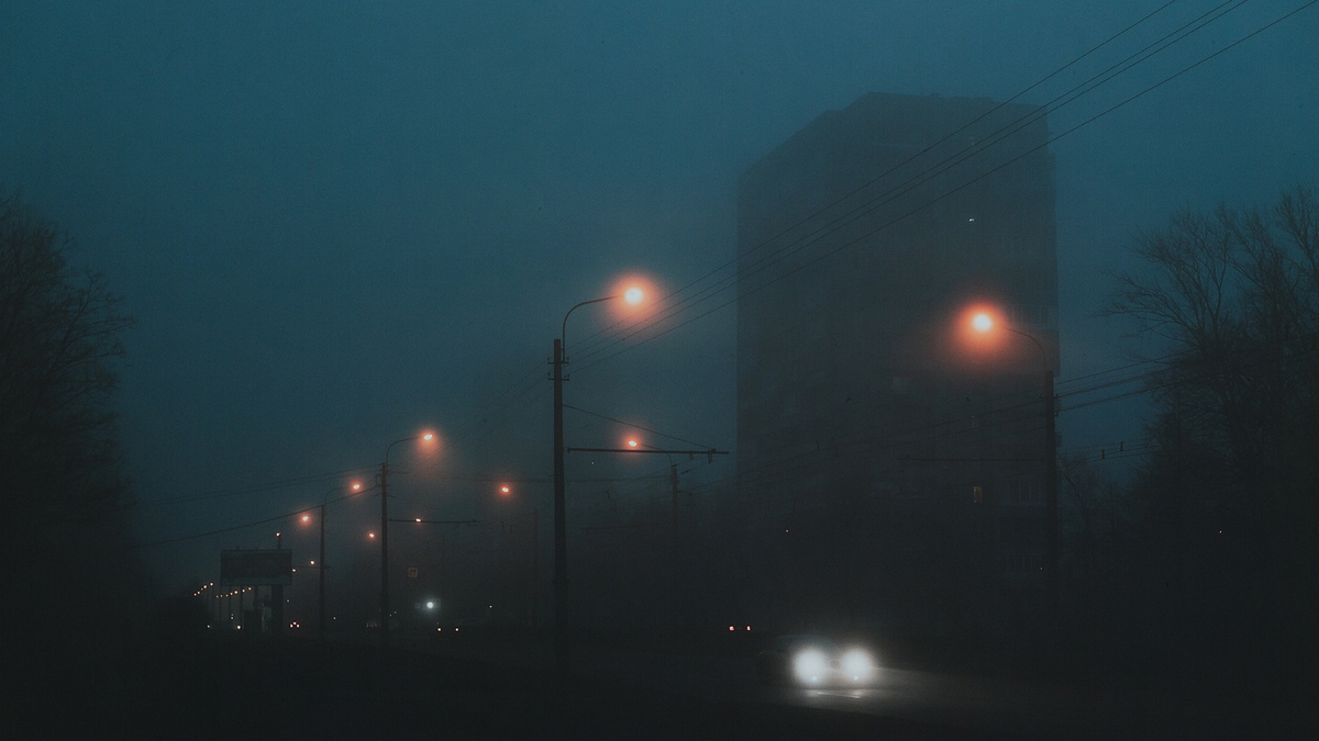 Fog Night City Car Lights Ночной город в тумане горят огни фонарей и фар автомобилей