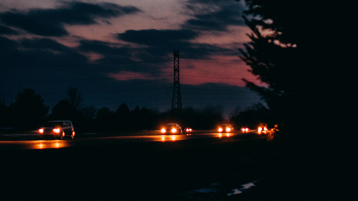 Night Road Cars Lights Clouds Вид на ночную дорогу по которой едут автомобили и светят фонарями