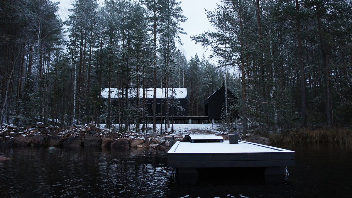 Winter Forest Modern House Snowflakes Домик на озере в лесу в стиле модерн стоит в снегопад, на переднем плане причал