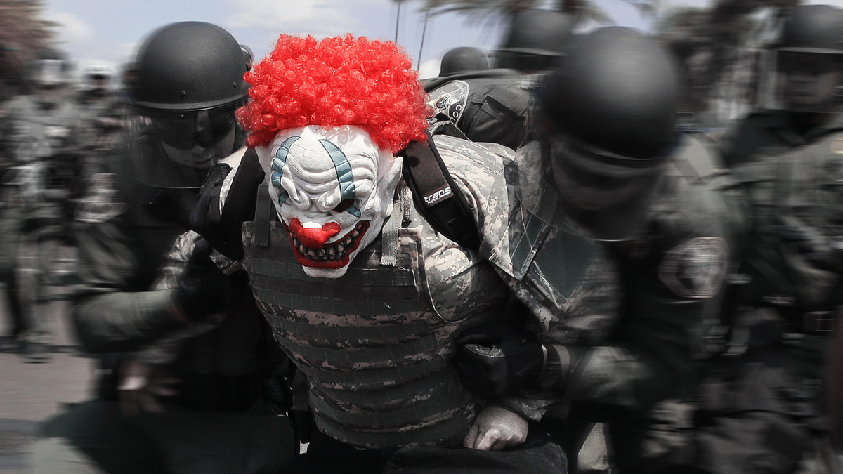 Man Clown Mask American Protests Police Крепкий мужик в маске клоуна на американском митинге протесте уводят полицейские под руки
