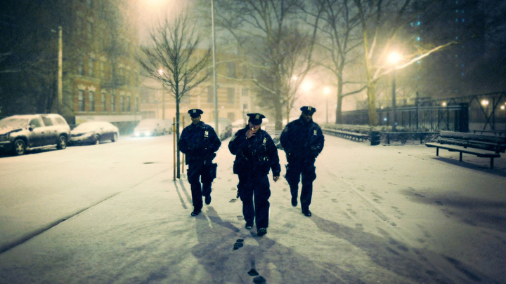 NYPD New York Police Cops Street Night Winter Крутые копы Нью Йорка идут по ночной заснеженной улице и курят. Идет снег, горят ночные фонари в городе на улице