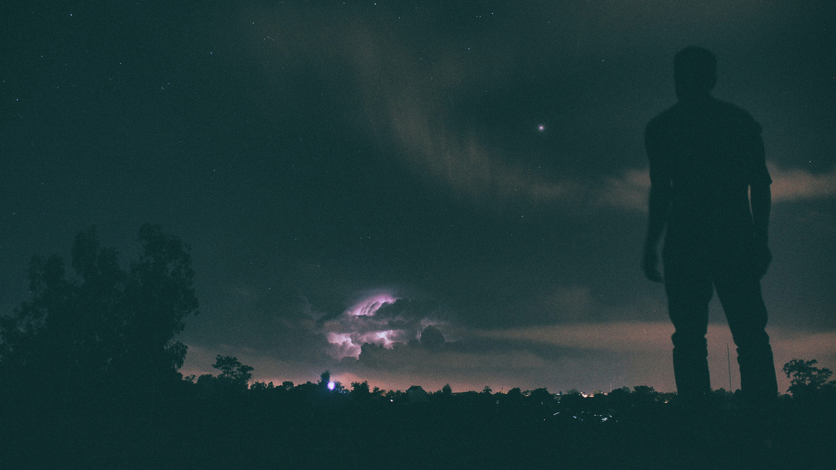 Man Silhouette Landscape Night Sky Stars Силуэт мужчины на фоне звездного неба темной ночью в поле