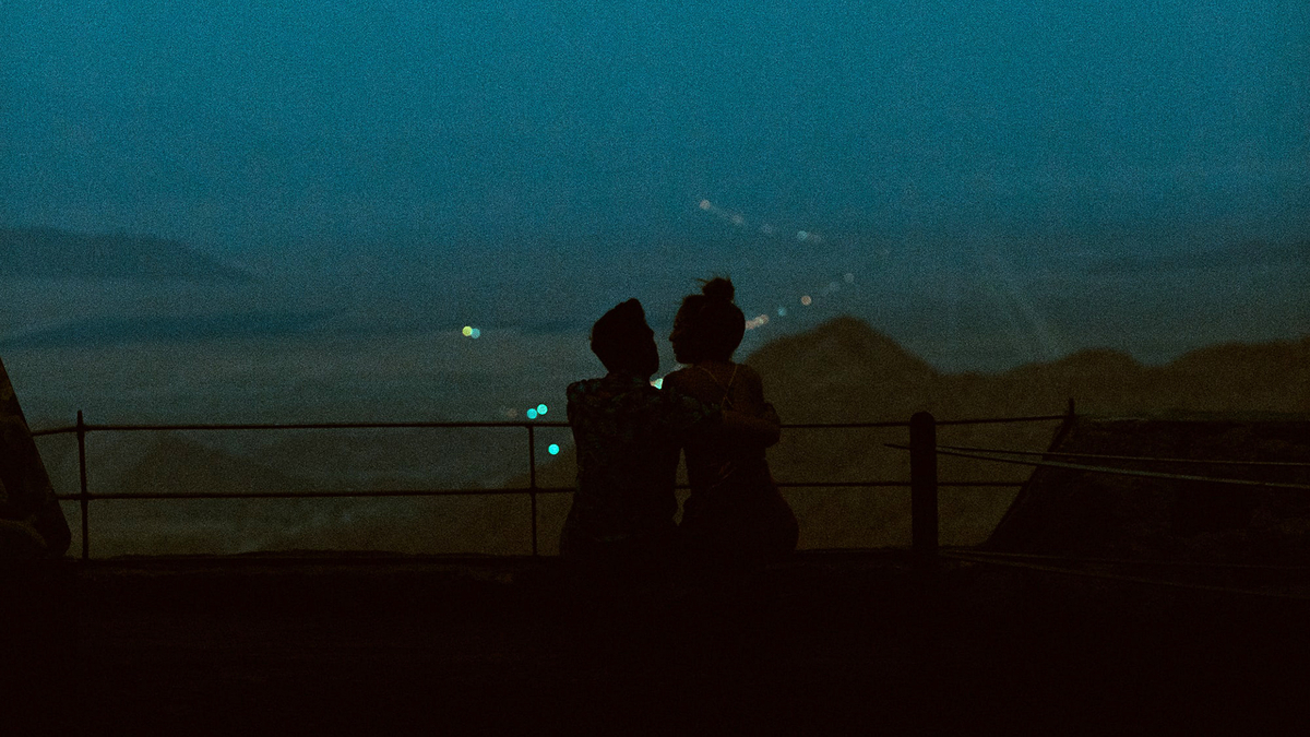 Couple Dark Sunset Man and Woman Парень и девушка сидят на крыше на фоне темного заката солнца