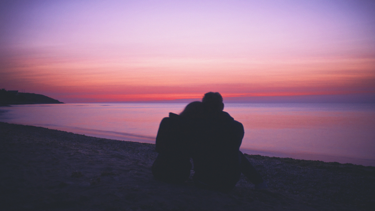 Beach Pink Sunset Couple Sea Ocean Landscape Влюбленная пара людей сидят на берегу моря океана на фоне розового заката солнца