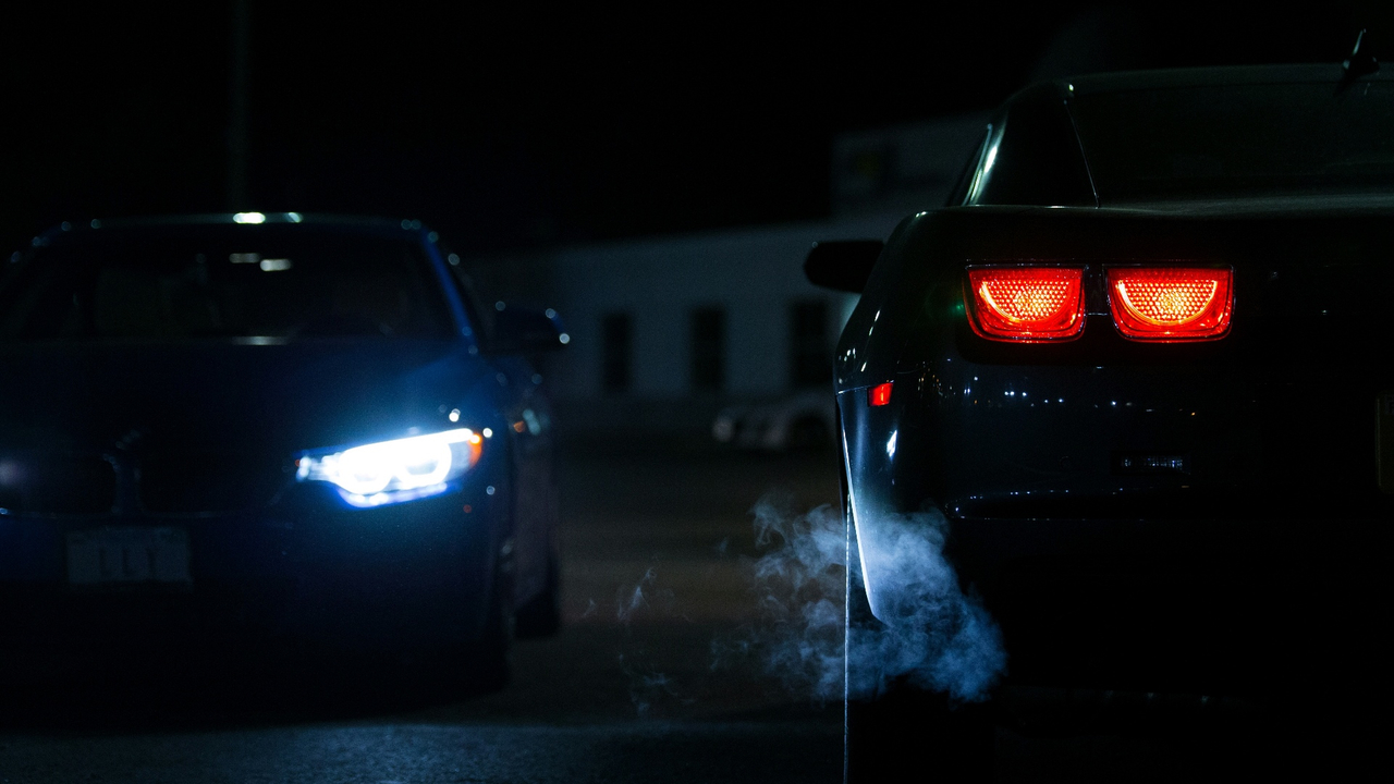 Ford Mustang BMW Night City Parking Lights Две тачки bmw и mustang стоят на парковке ночью