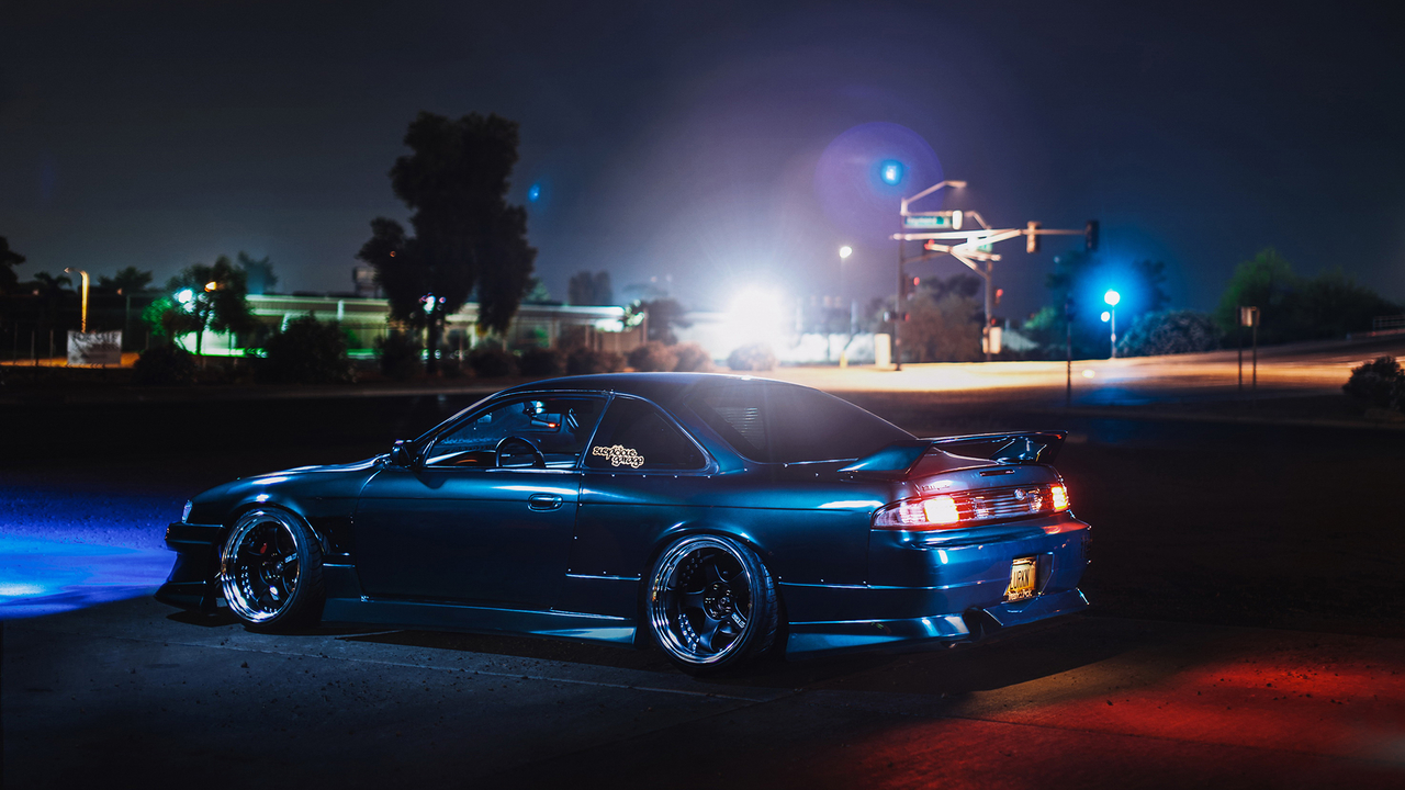 Urban Night City Car Nissan Silvia S14 Lights Красивый тюнингованный ниссан сильвия стоит на дороге в свете фонарей ночью