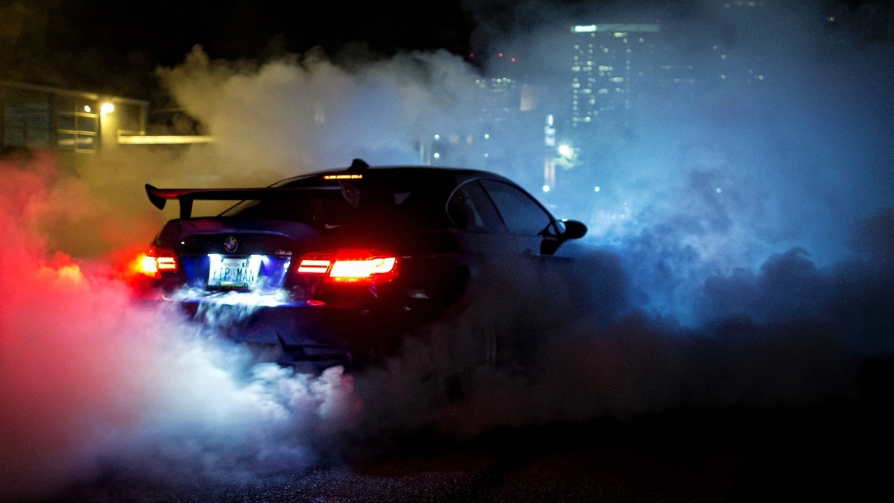 Urban Night City Car BMW Smoke Lights Автомобиль BMW БМВ в дыму и ночных огнях большого города