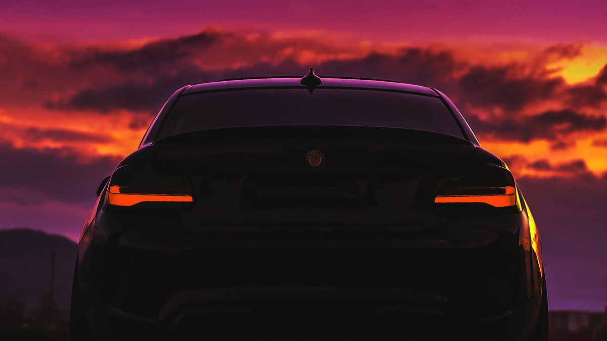 Car Sunset City Автомобиль вид сзади на фоне малинового заката в городе