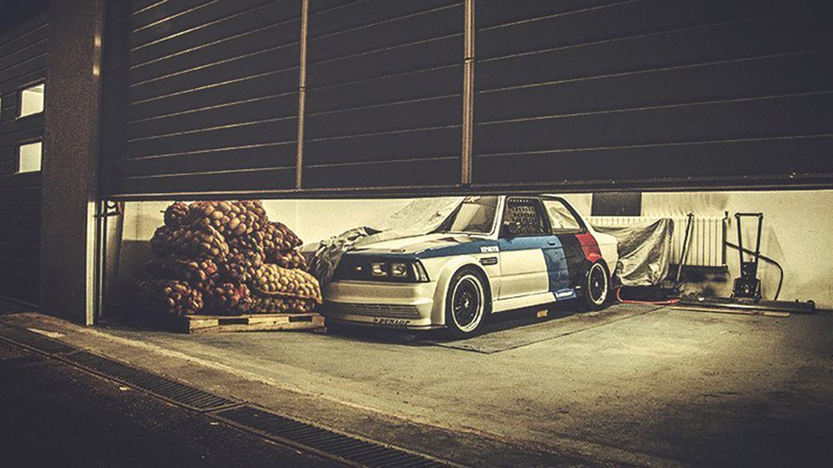 BMW E30 Coupe Garage Car Potatoes bmw e30 coupe в приоткрытом гараже рядом с мешками картошки Беларусь
