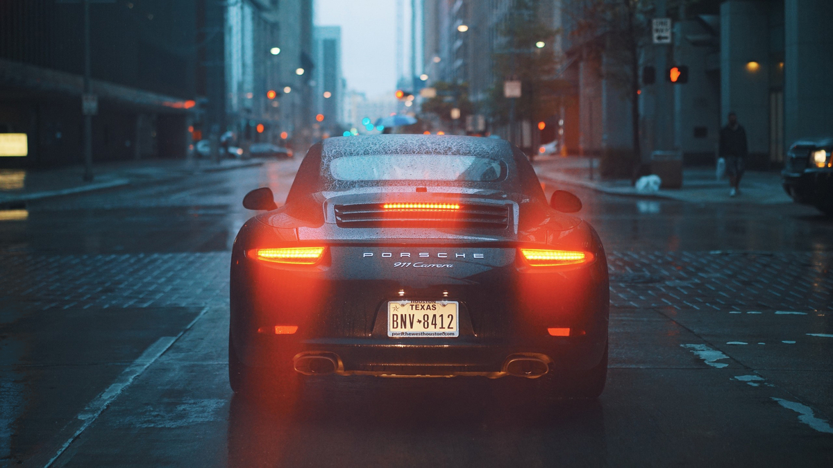 New York Urban Cityscape Porsche 911 Car NYC porsche 911 стоит на светофоре на перекрестке в дождь в new york