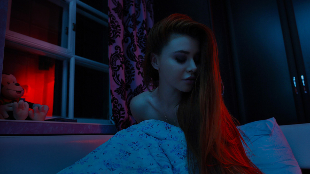 Redhead Woman Bed Long Hair Night Жгучая рыжая в постели с распущенными волосами