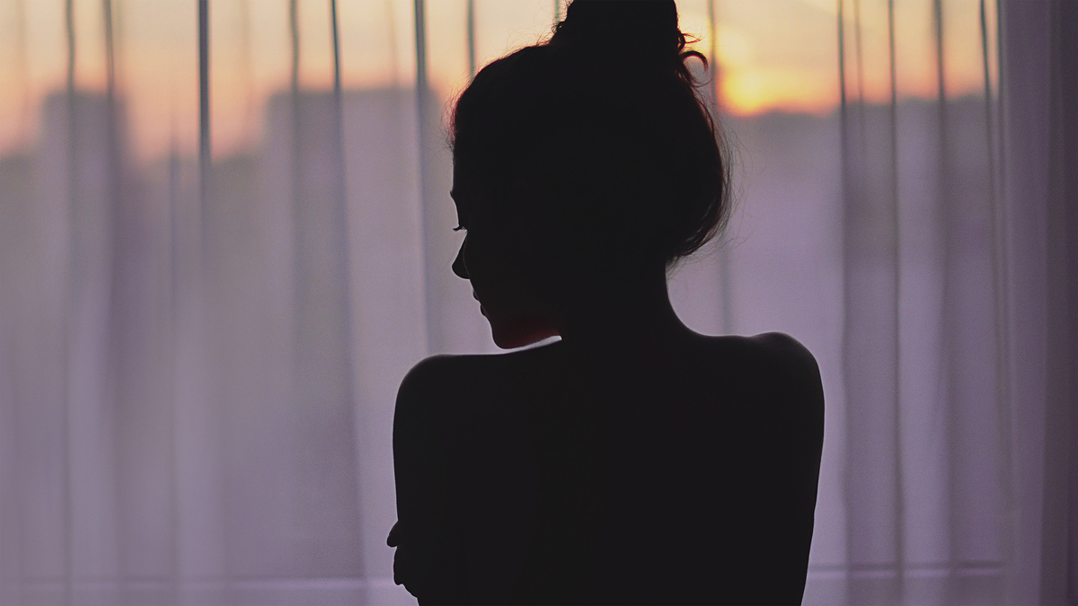 Woman Sunset Silhouette Window Силуэт девушки около окна в квартире за окном закат солнца