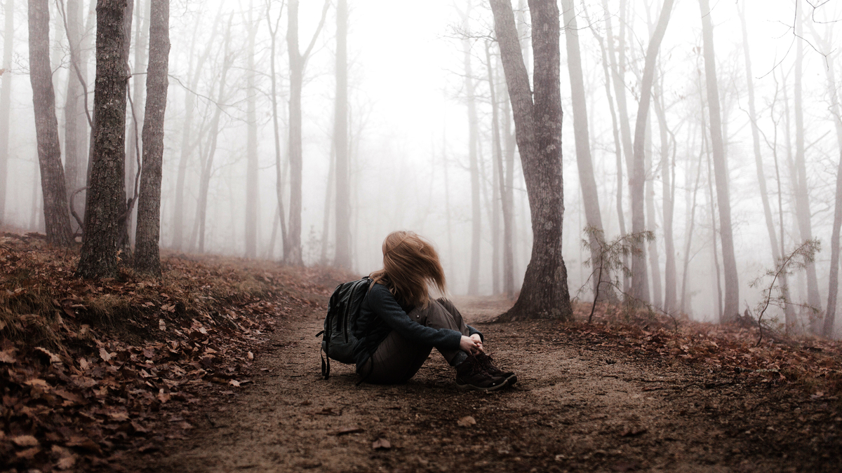 Woman Forest Autumn Fog Девушка сидит на земле в туманном осеннем лесу