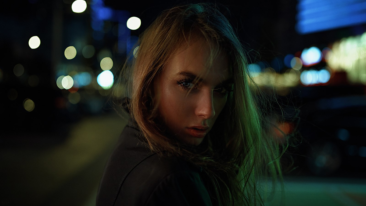 Woman Blonde Night City Lights Девушка блондинка стоит на улице ночного города