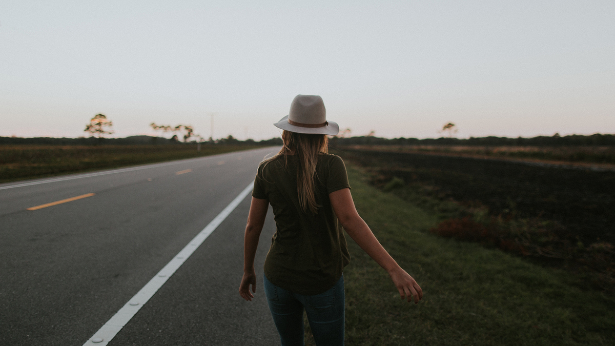 Woman Road Sunset Lanscape Девушка в шляпке идет по обочине сельской дороги под закат солнца