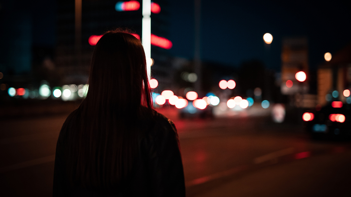 Woman Brunette Night City Road Cars Lights Девушка брюнетка идет вдоль дороги ночного города огни фонарей фары автомобилей