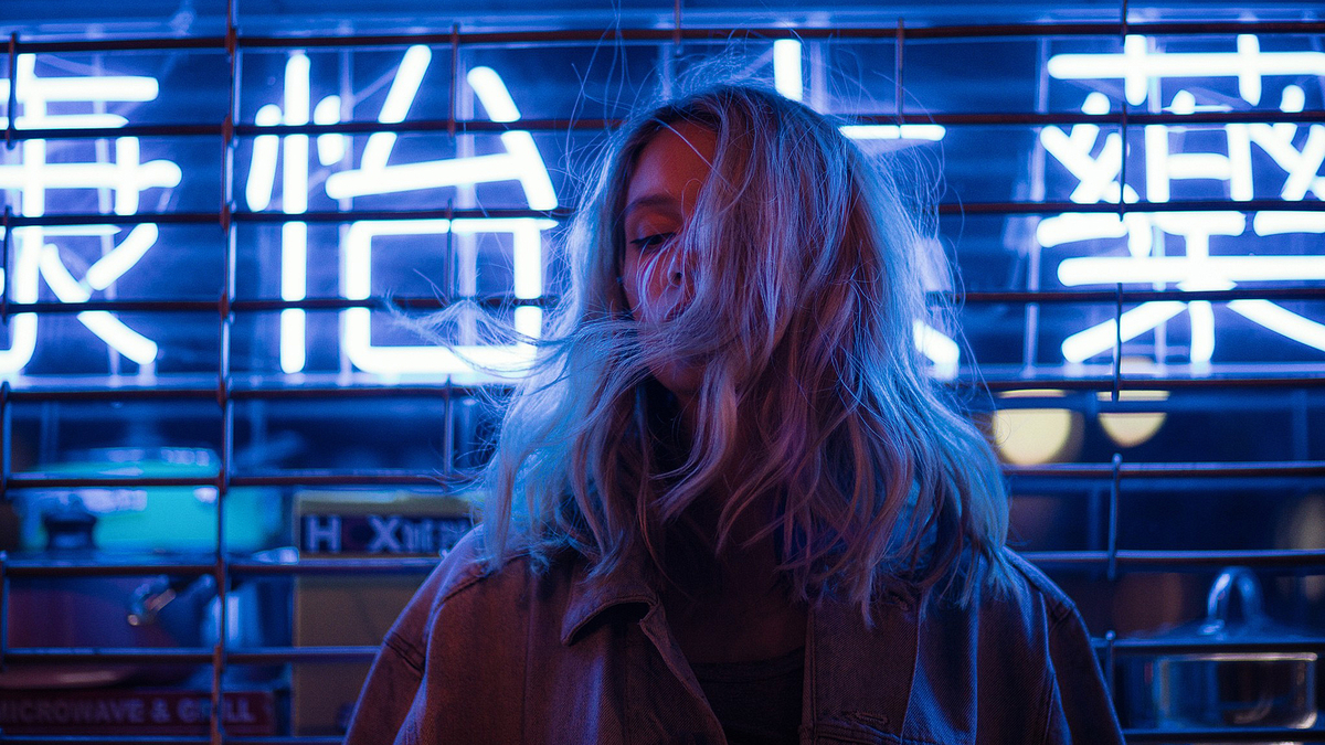 Urban Night City Neon Japan Signboard Woman Blonde Девушка блондинка на фоне синей вывески на японском языке