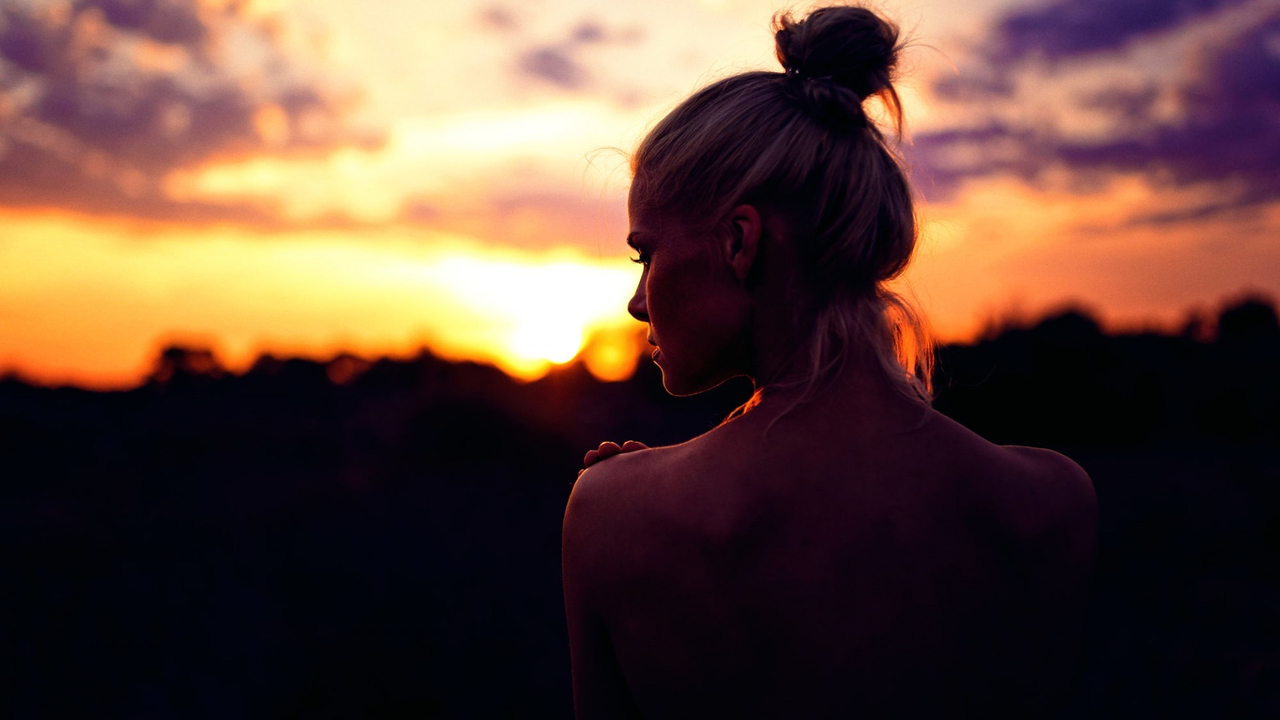 Women Outdoors Blonde Sunset Nature Forest Красивая блондинка стоит спиной к камере на фоне заката солнца