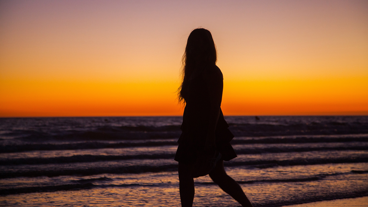 Woman Silhouette Sunset Beach Sea Ocean Девушка силуэт идет по берегу моря во время заката солнца
